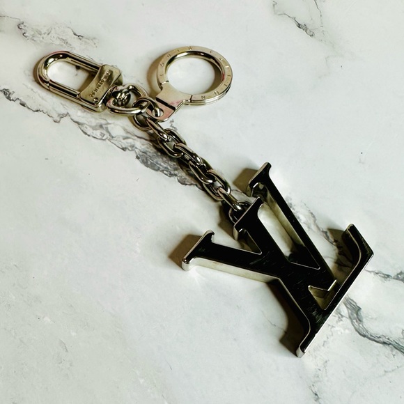 EUC Louis Vuitton Palladium Plated LV Initials Key Holder/Bag Charm - Picture 8 of 17